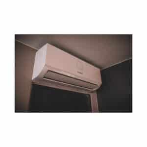 Climatiseur mural Bosch blanc installé sous un plafond, affichant un cercle de contrôle et le logo au centre.