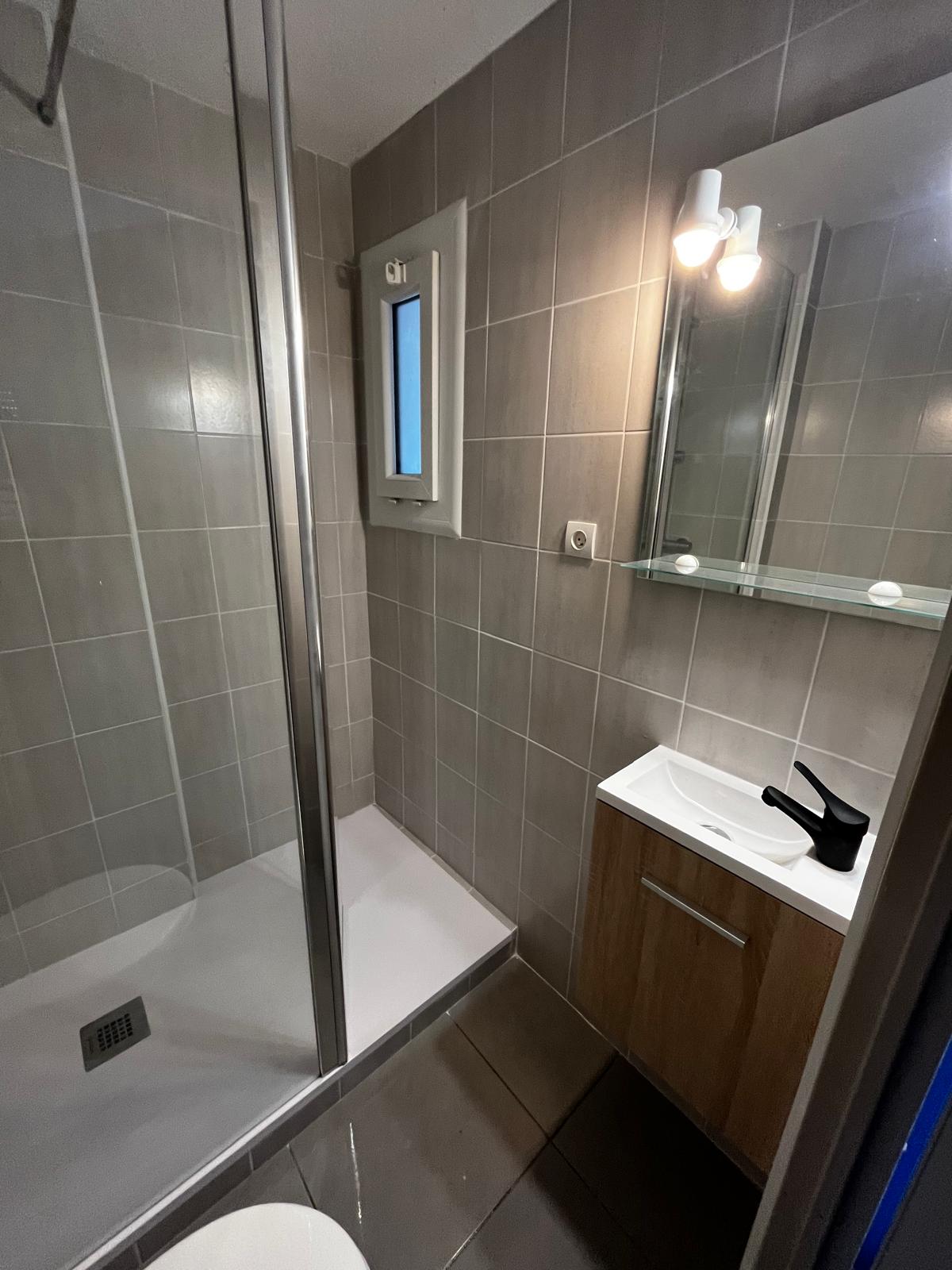 Salle d’eau après