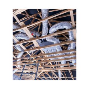 Structure de charpente en bois avec conduits de ventilation isolés et un caisson de traitement d'air installés dans un grenier ou espace sous toit.