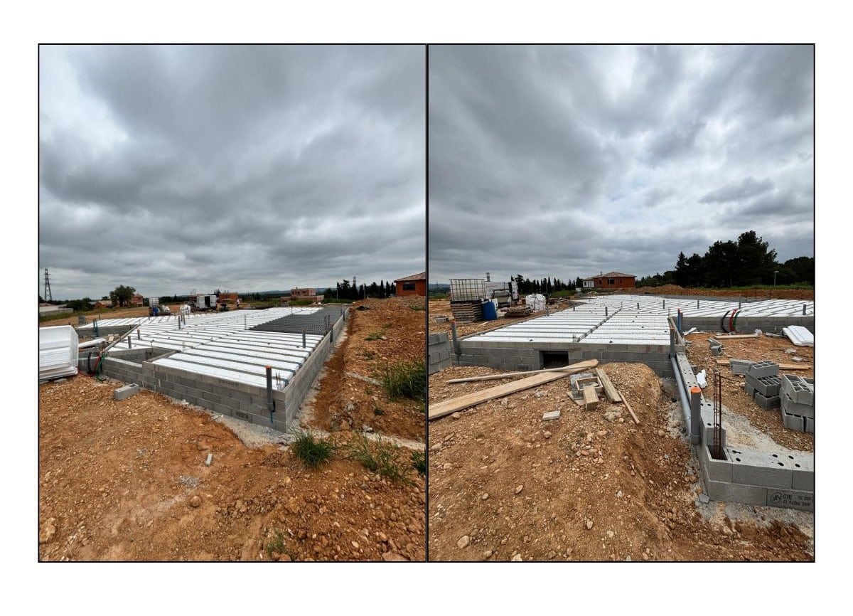 Fondations de Maison et Plancher Isolant en Chantier Fondations d'une maison avec parpaings et plancher à poutrelles et hourdis isolants sur un chantier de construction.