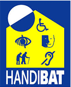 Handibat : Label accessibilité pour tous les bâtiments Logo Handibat : maison jaune sur fond bleu avec cinq icônes symbolisant l'accessibilité aux divers handicaps.